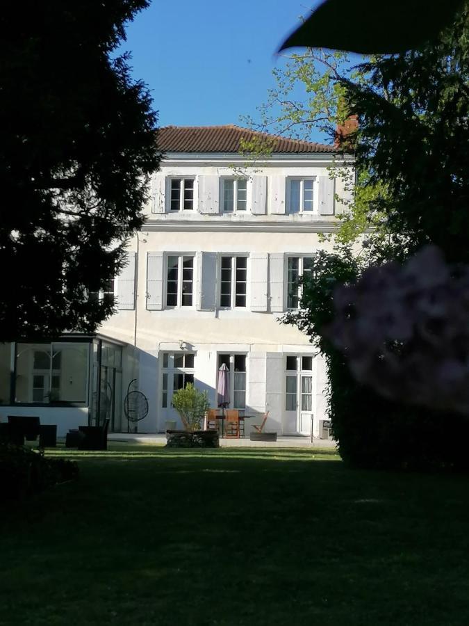 H De Surgeres Bed & Breakfast ภายนอก รูปภาพ