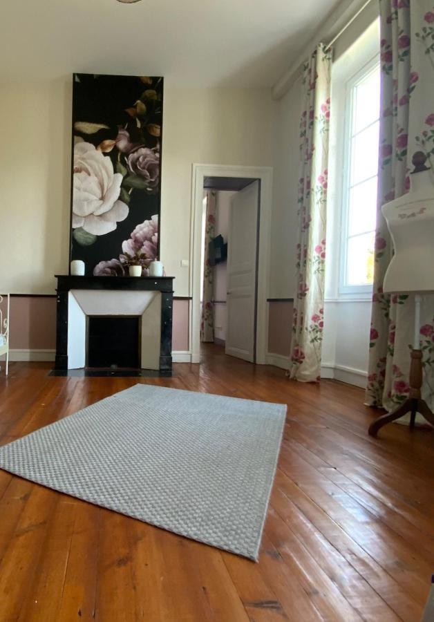 H De Surgeres Bed & Breakfast ภายนอก รูปภาพ