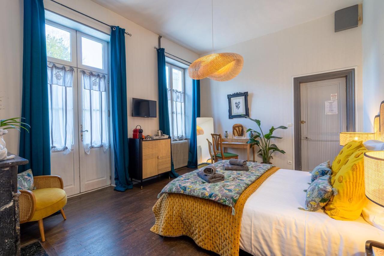 H De Surgeres Bed & Breakfast ภายนอก รูปภาพ