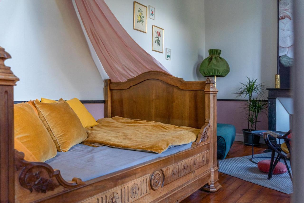 H De Surgeres Bed & Breakfast ภายนอก รูปภาพ