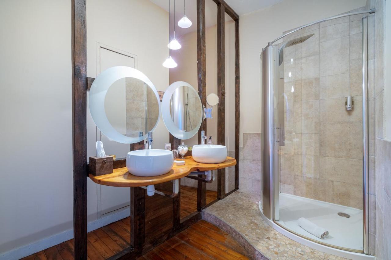 H De Surgeres Bed & Breakfast ภายนอก รูปภาพ