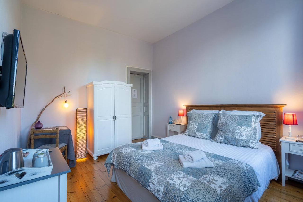 H De Surgeres Bed & Breakfast ภายนอก รูปภาพ