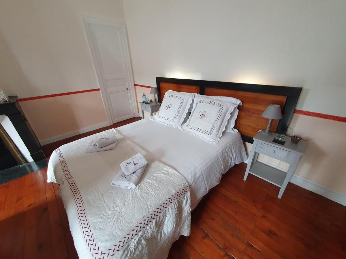 H De Surgeres Bed & Breakfast ภายนอก รูปภาพ