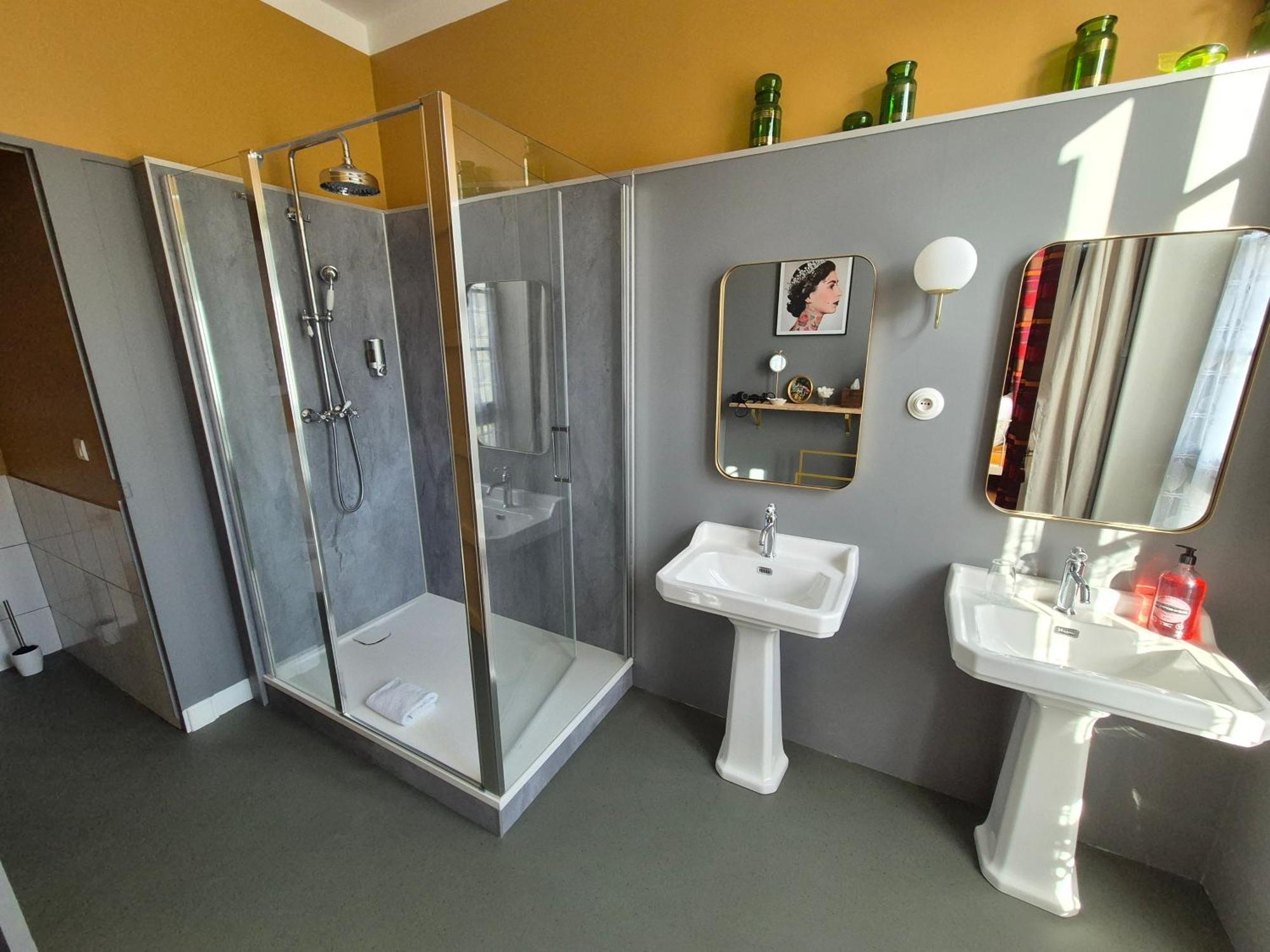 H De Surgeres Bed & Breakfast ภายนอก รูปภาพ