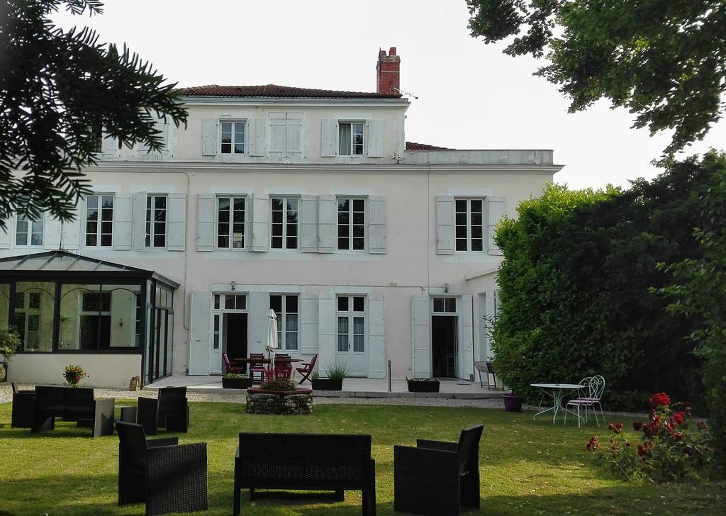 H De Surgeres Bed & Breakfast ภายนอก รูปภาพ