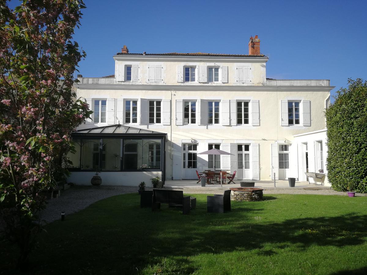 H De Surgeres Bed & Breakfast ภายนอก รูปภาพ