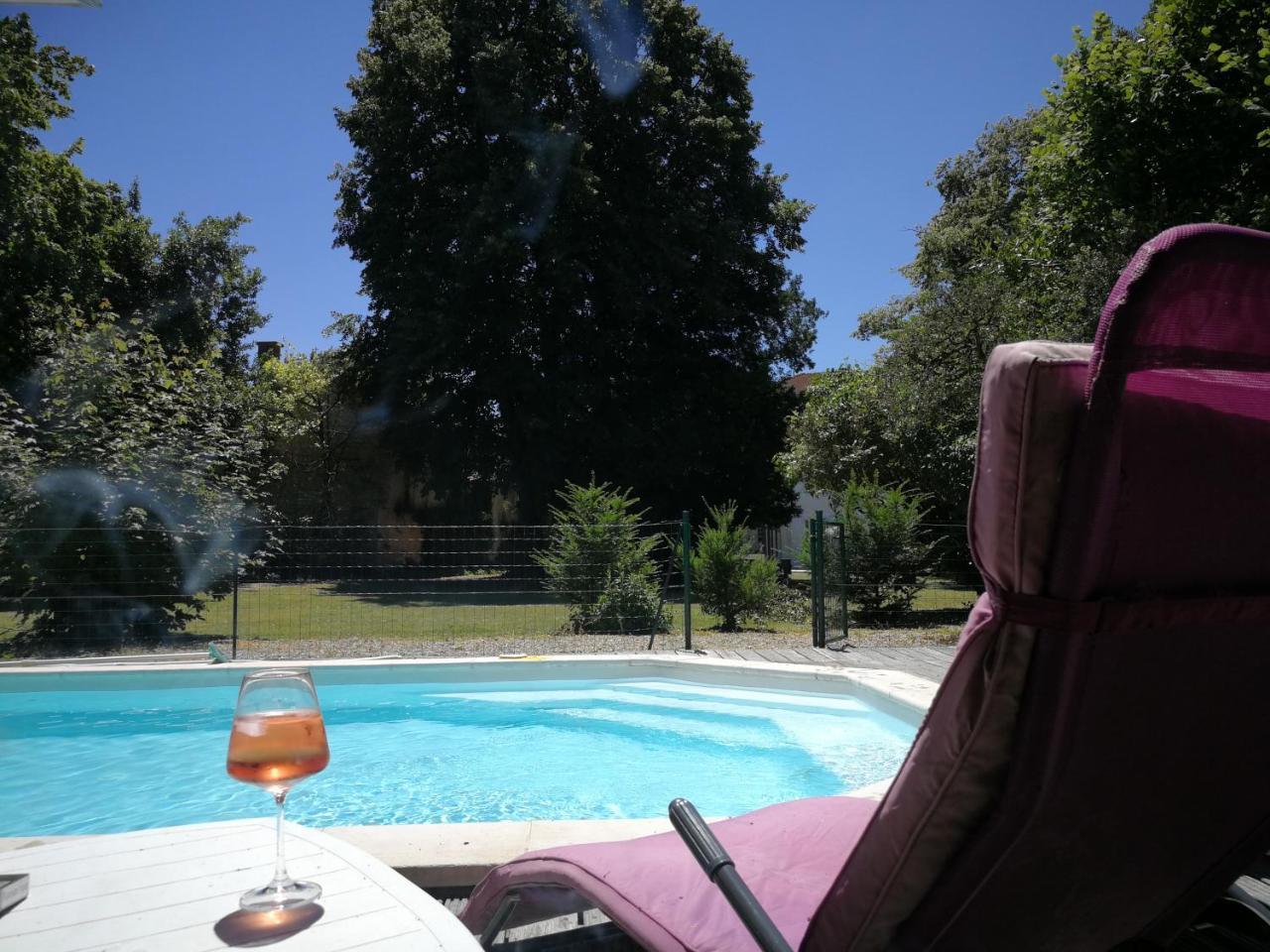 H De Surgeres Bed & Breakfast ภายนอก รูปภาพ